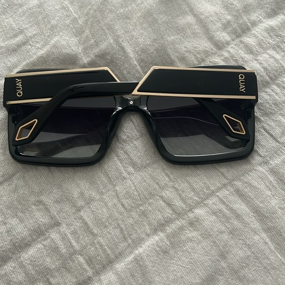 Quay: Almost Ready polarized
Saweetie collaboration - Picture 2 of 5